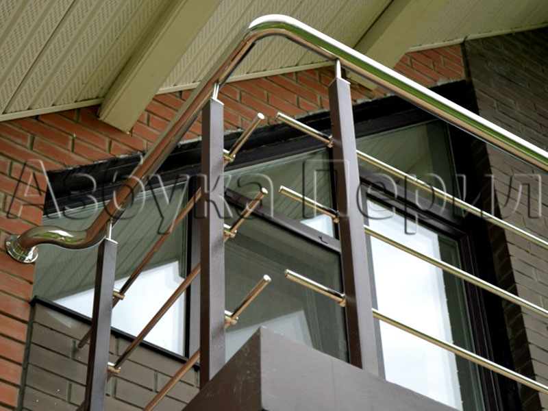 Какие виды материалов можно выбрать на балконные металлические ограждения?